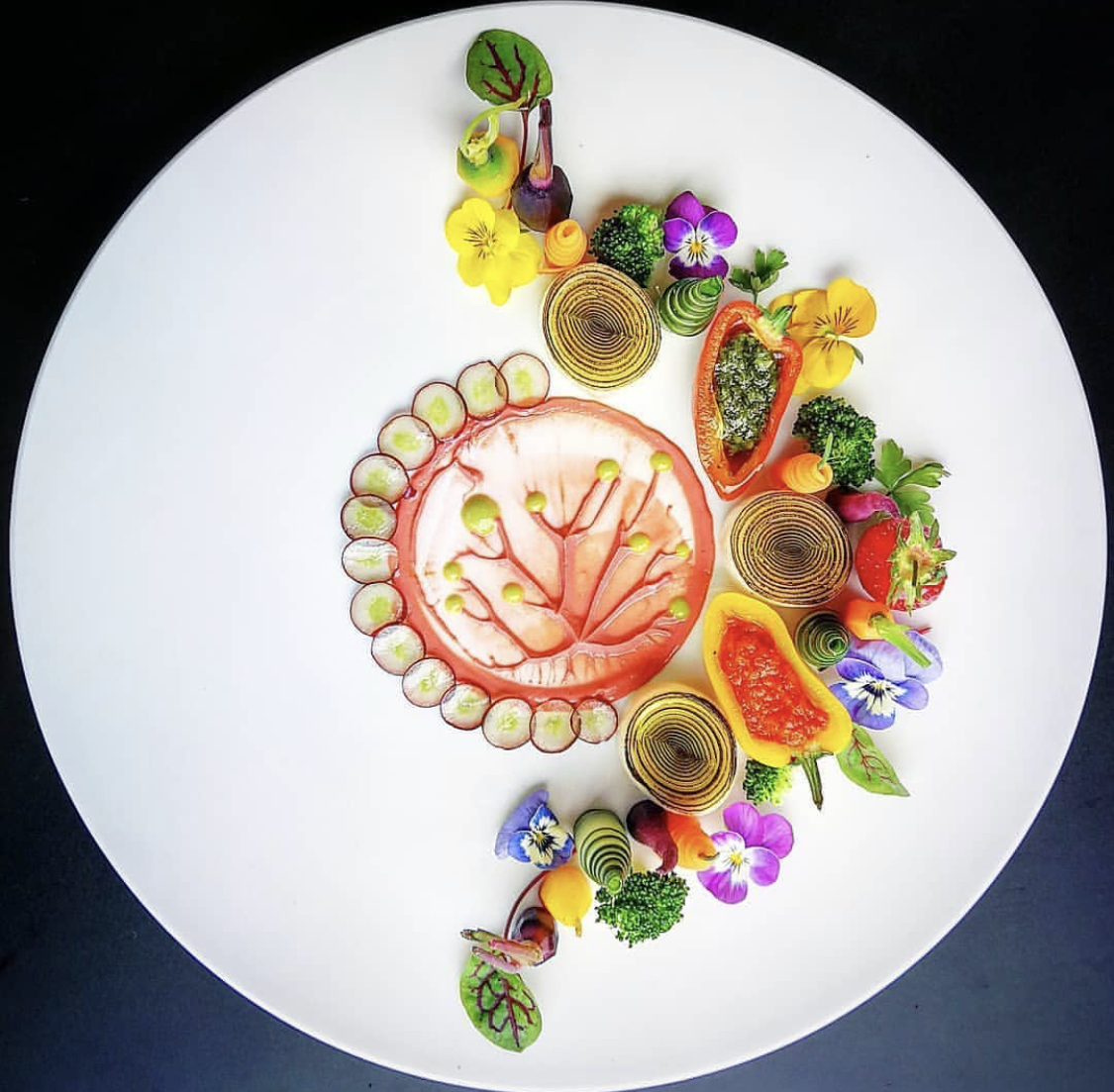 Seared tuna tataki with lemon and parsley — elegant cold starter for private jet dining