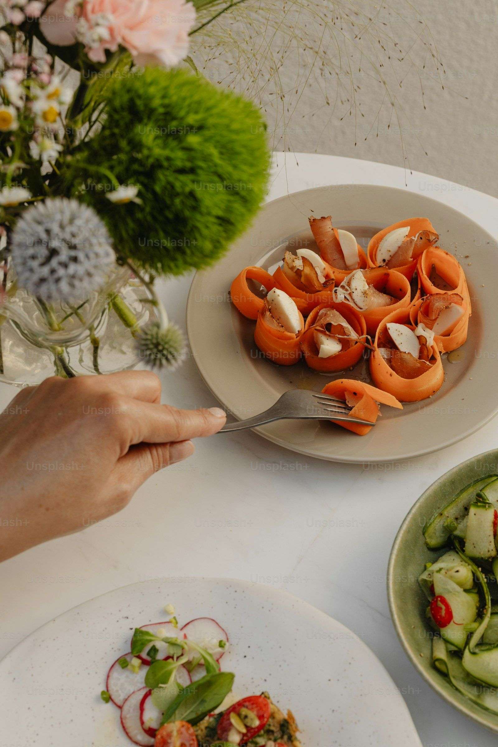 Thai duck salad with roasted cashews and fresh herbs — gourmet inflight salad